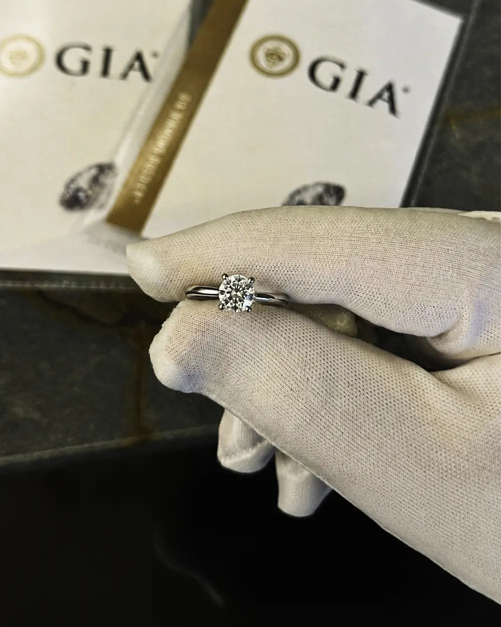 Solitário de diamante com certificado GIA, nas luvas do joalheiro